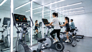 现代化健身中心内会员使用智能器械