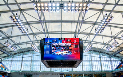 现代化体育场馆配套设施，如照明与记分牌